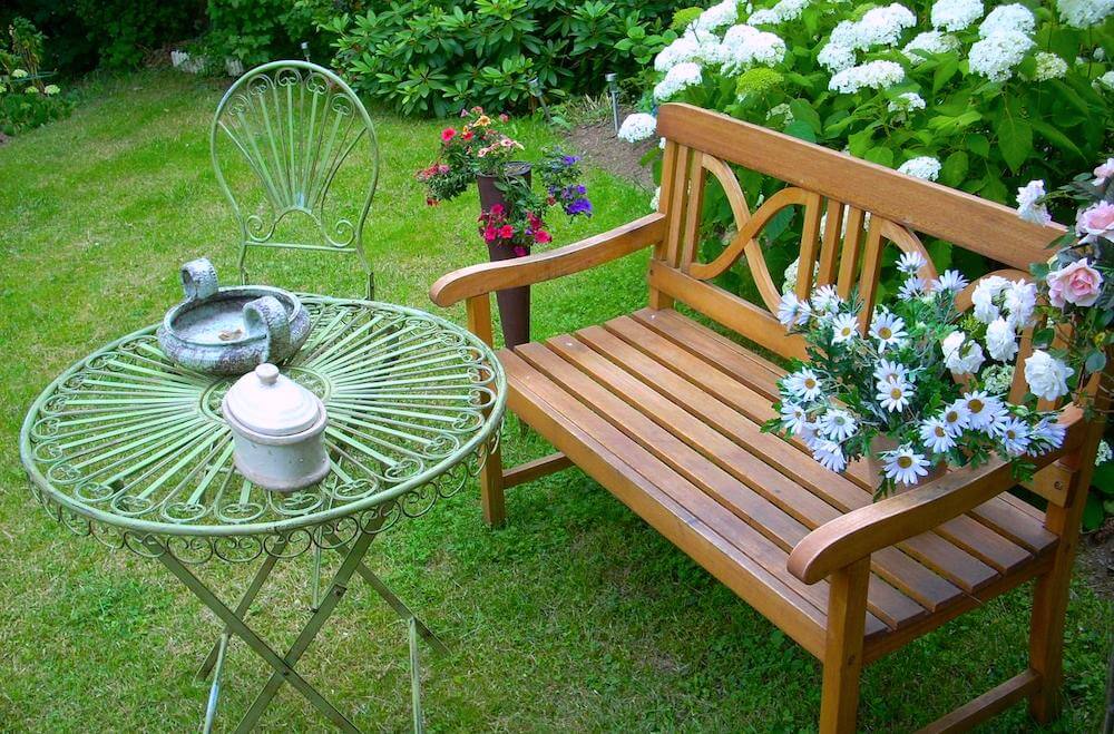 Hvis din drømmehave er en romantisk oase, hvor du kan slappe af med at passe blomster, læse en bog eller drikke et glas vin, så er den romantiske have lige noget for dig.